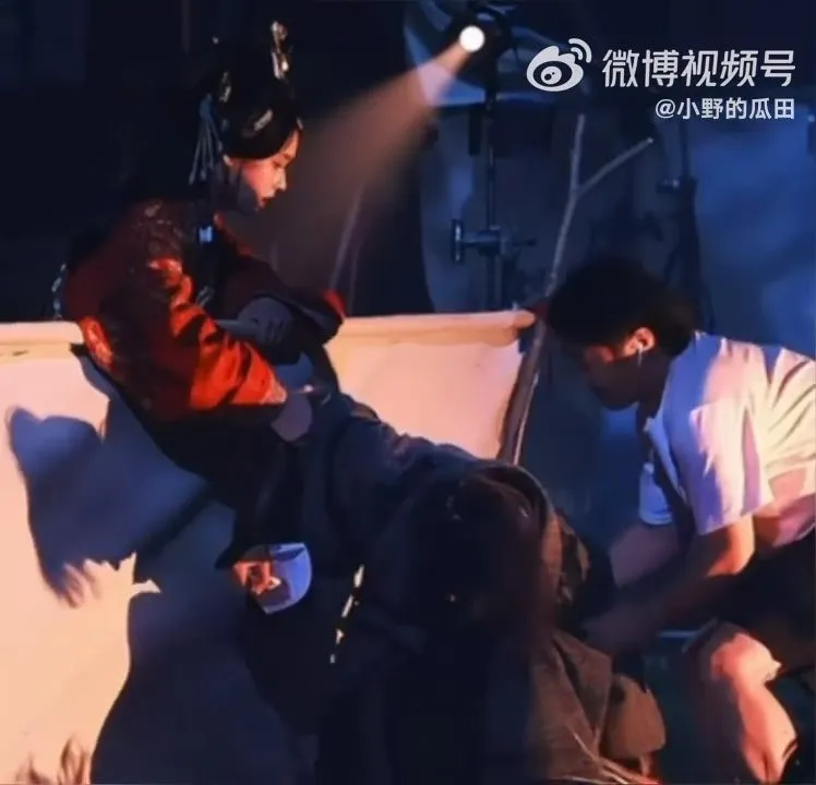 張凌赫無法自己起身，林允和工作人員合力將他拉起來。翻攝小野的瓜田微博