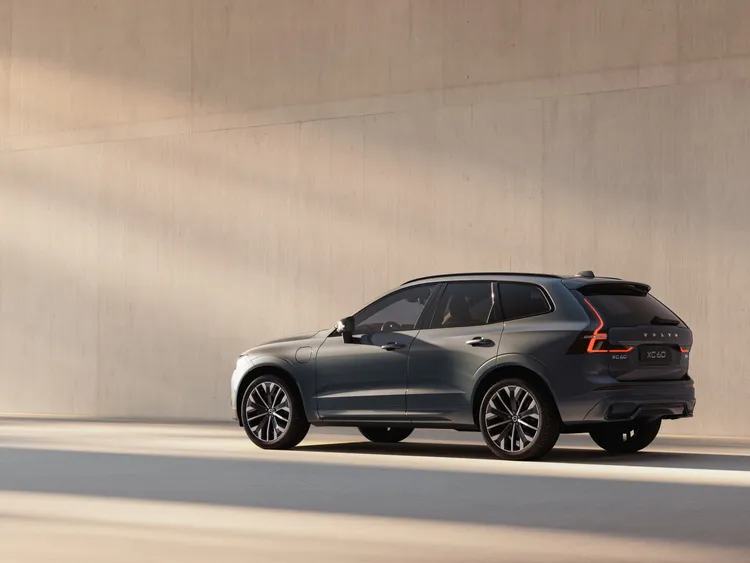 XC60 B5 Plus車型同步導入亮黑化外觀套件，全車系則標配19吋鋁圈。業者提供