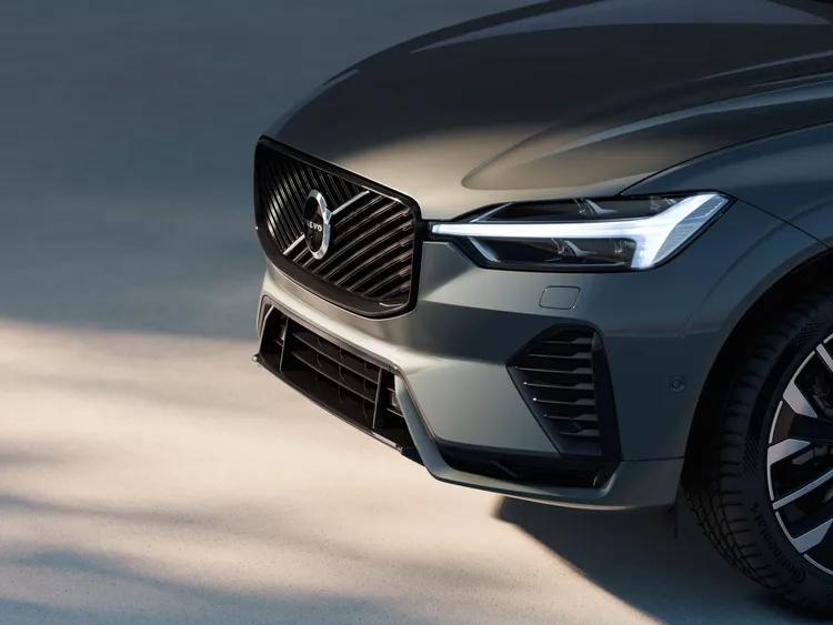 新XC60導入全新菱格紋水箱護罩與新增車色，強化外觀新鮮感。業者提供