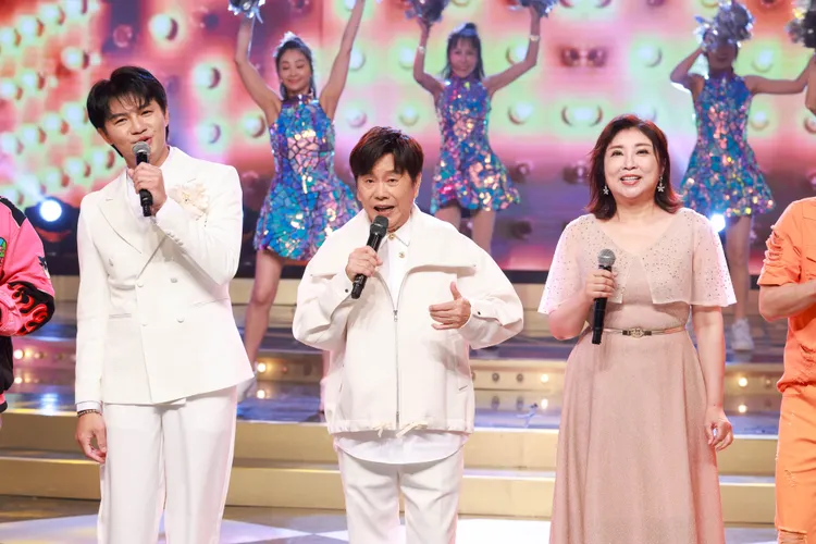 明亮（左起）、黃西田、陳思安合唱。民視提供