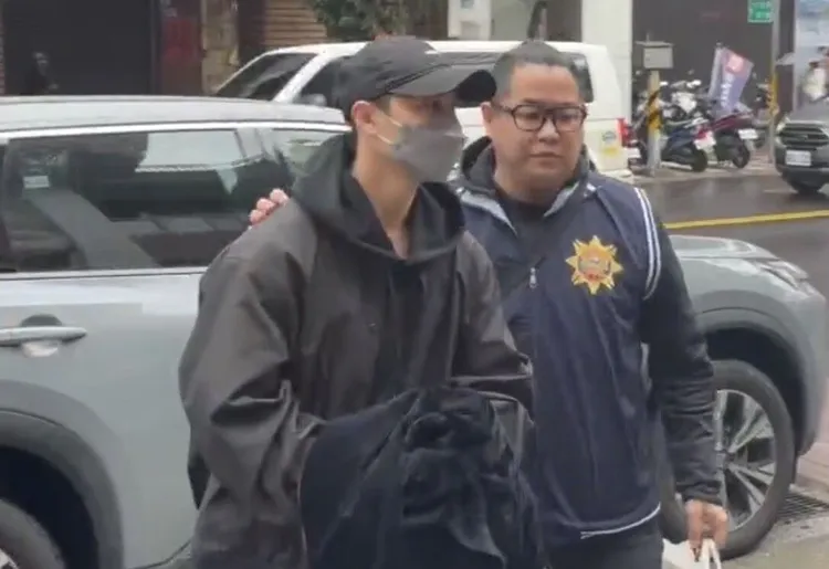 毛弟拿早餐遇到前來拘提的警員嚇了一跳，隨後上樓反而「王子」邱勝翊卻顯得冷靜許多，拿完隨身物品後就上銬跟著回警局。翻攝畫面