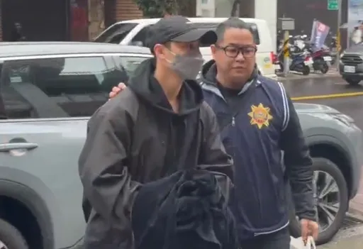 獨家｜早餐還沒吃！閃兵王子剛睡醒「平靜」被上銬　徒留毛弟一臉錯愕