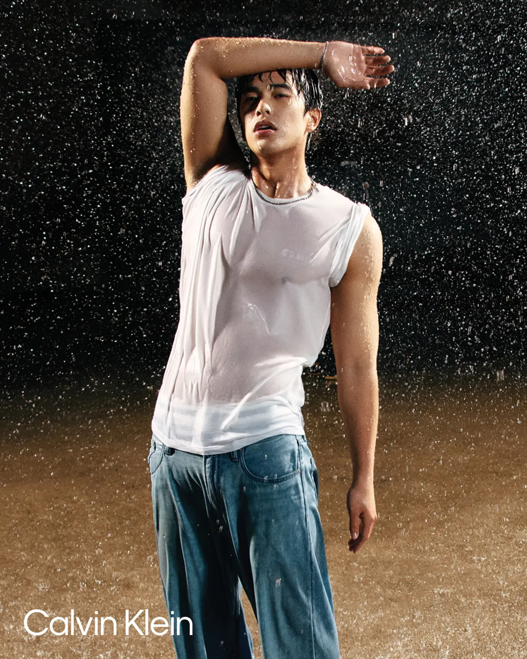 曾敬驊身上的布料被浸濕後緊貼身軀，直接透視到緊實腹肌。品牌提供