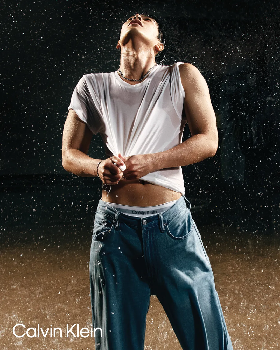 曾敬驊在Calvin Klein全新廣告中上演濕身秀。品牌提供