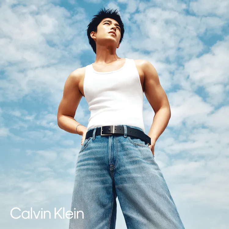 曾敬驊換上白色背心展現粗壯手臂。品牌提供