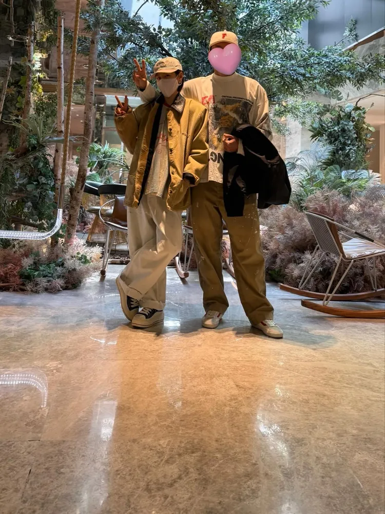 孫藝真（左）貼著玄彬拍照，笑說兒子有時拍照拍到比較多地板。翻攝孫藝真IG