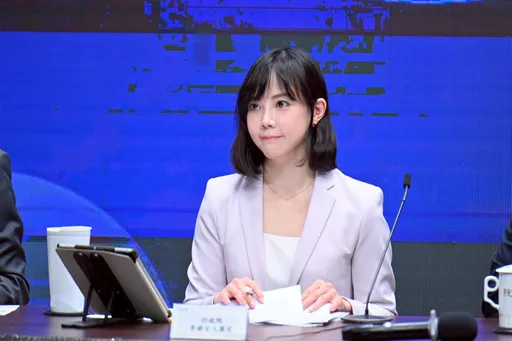 行政院減輕高油價壓力　9萬輛計程車補貼6000元、客運機票凍漲