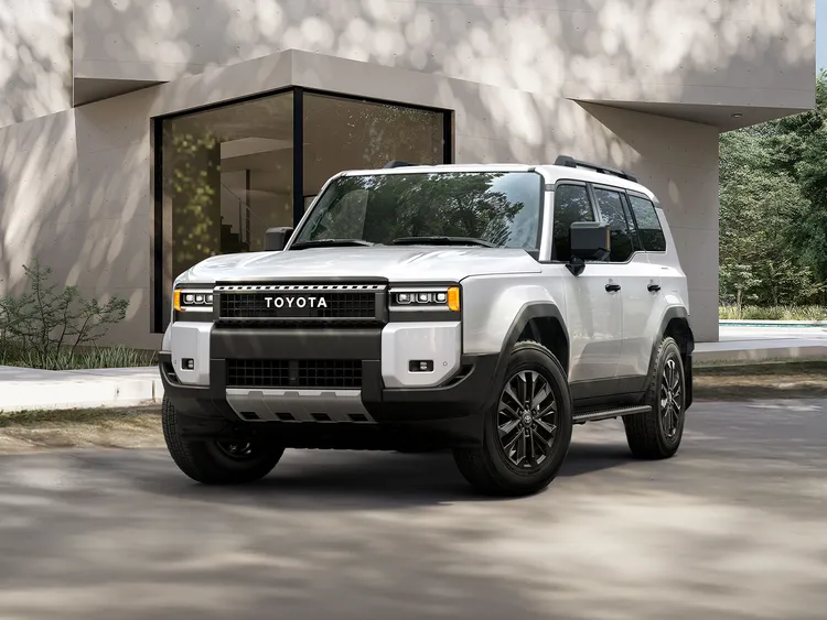 Toyota Land Cruiser車側透過水平腰線與剛毅輪廓塑造穩重姿態，結合現代化設計細節，呈現經典與當代融合的外觀風格。業者提供