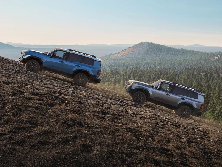 全新「越野極境版」追加電子後軸差速器鎖定功能，大幅提升在濕滑或單輪懸空等極端地形下的脫困能力。業者提供