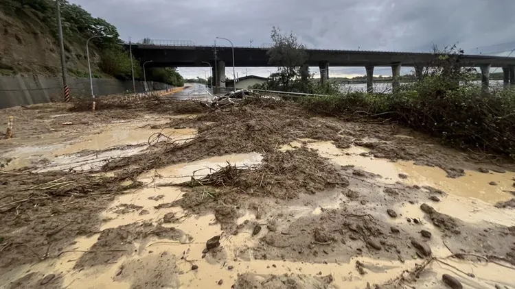 首頁 / 社會 雷雨狂襲苗9線邊坡土石砸車　駕駛自行脫困頸椎骨裂 2026/4/4 15:50（4/4 16:06 更新） 苗栗縣4日凌晨至清晨雷雨狂襲，苗9線五福大橋附近邊坡土石崩落，砸中1輛行經轎車，所幸駕駛及時逃生，雖受傷但無生命危險。中央社（警方提供）