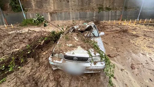 苗栗暴雨｜苗9線邊坡土石砸車　駕駛頸椎骨裂倉皇逃生