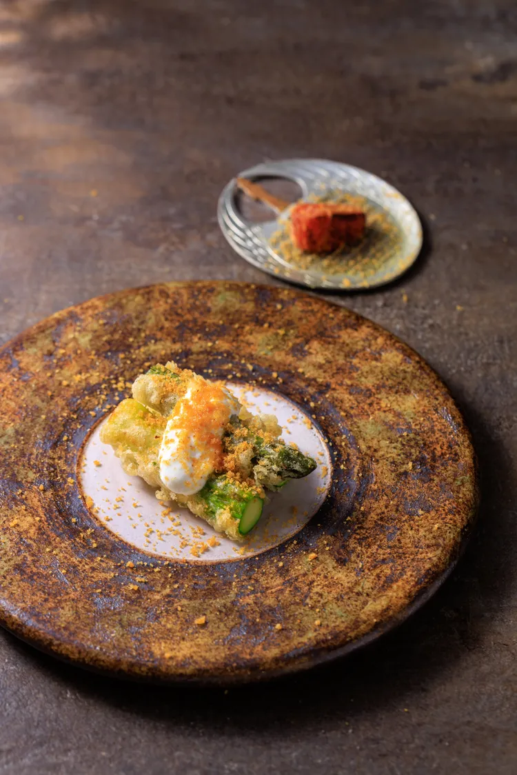 「作 天麩羅・割烹」綠蘆筍天麩羅加上自製優格乳酪與烏魚子，清爽中帶鹹香。豊漁餐飲集團提供