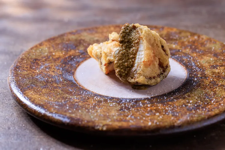 「作 天麩羅・割烹」鮑魚天麩羅僅以鹽與鮑魚肝醬賦味，凸顯食材本味。豊漁餐飲集團提供