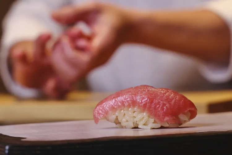 「初魚 鮨」握壽司以純熟技藝與旬味食材為核心。豊漁餐飲集團提供