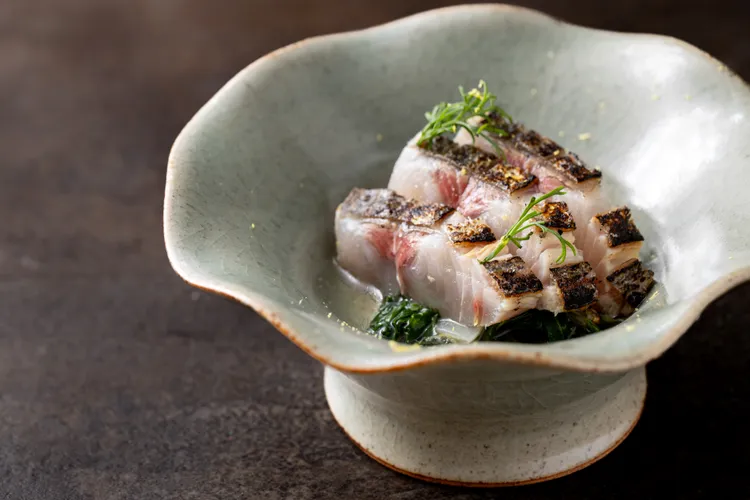 「作 天麩羅・割烹」炭烤鰆魚搭配春季蔬菜高湯。豊漁餐飲集團提供