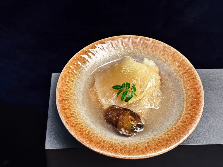 「初魚 鉄板料亭」以高級日式料亭菜色的概念結合鐵板工藝呈現。豊漁餐飲集團提供