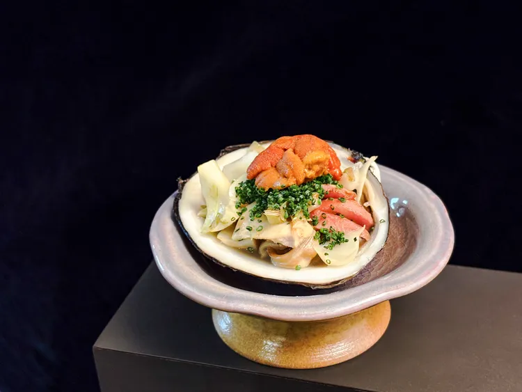 「初魚 鉄板料亭」選用超大尺寸規格的北海道北寄貝鎖住春日鮮甜。豊漁餐飲集團提供