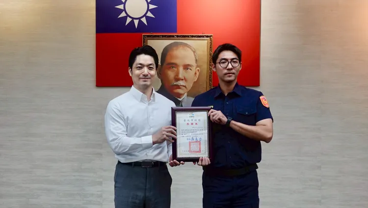 蔣萬安頒發感謝狀。翻攝畫面