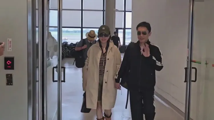 梁朝偉親切揮手。桃園國際機場記者聯誼會提供