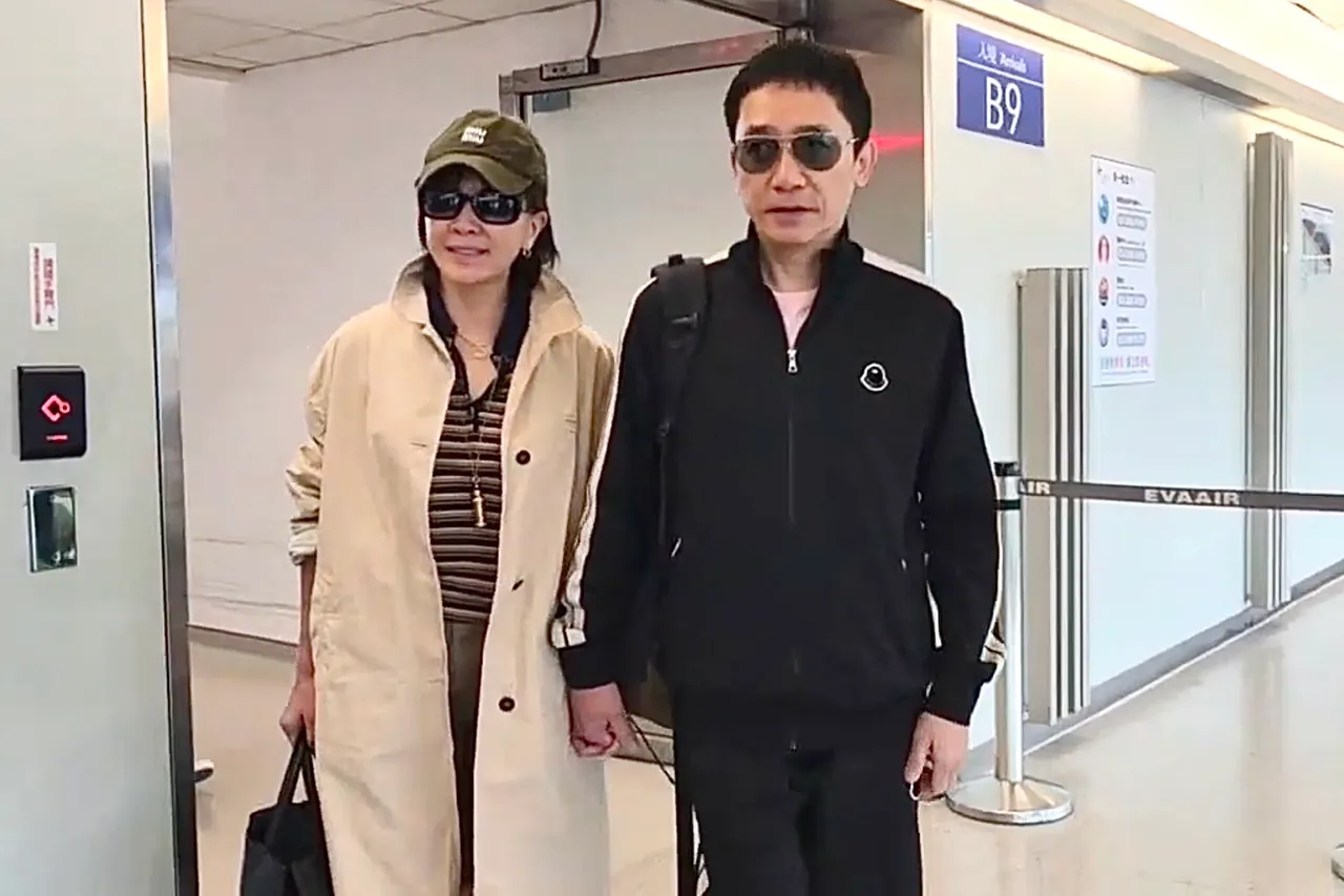 梁朝偉來了！十指緊扣劉嘉玲現身機場　面對鏡頭親切揮手