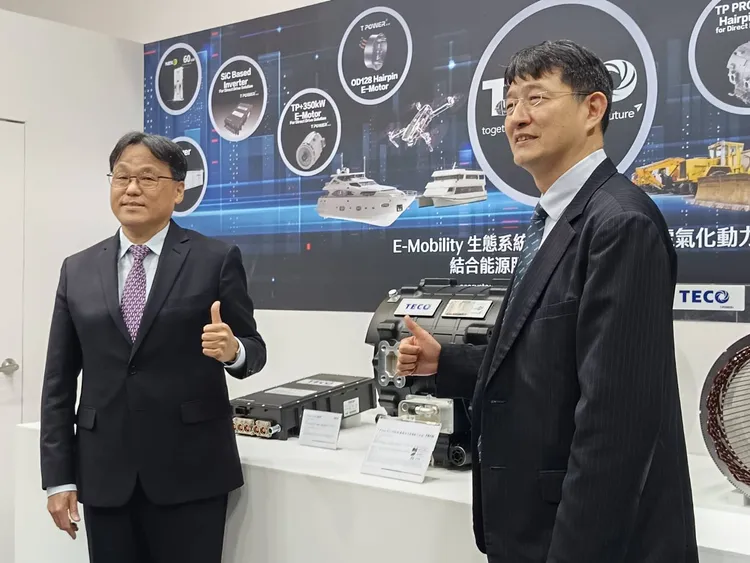 東元電機參展2026台北國際汽車零配件展 （TAIPEI AMPA），首度發表「T Power Pro 400kW扁線油冷直驅馬達」。圖左為東元電機高飛鳶總經理。圖右是東元電機機電事業群王榮邦總經理。許麗珍攝