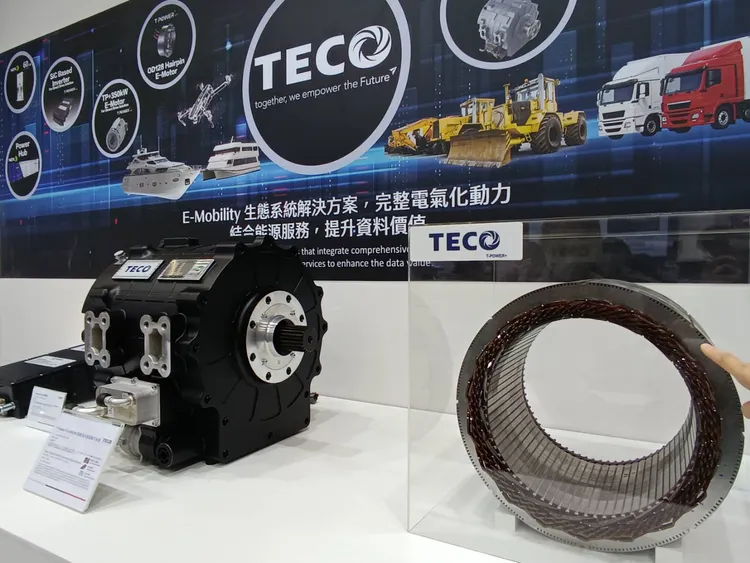 東元電機參展2026台北國際汽車零配件展 （TAIPEI AMPA），首度發表「T Power Pro 400kW扁線油冷直驅馬達」，並同步展出高酬載商用無人機動力系統。許麗珍攝