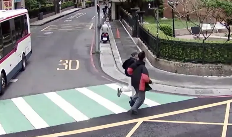 埋伏警力逮人。翻攝畫面