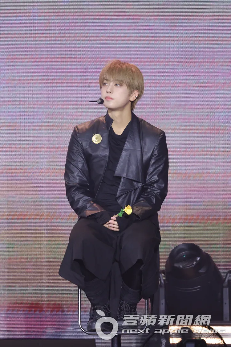 TAKI在一旁照顧NICHOLAS（王奕翔），幫他拿水。YX LABELS提供