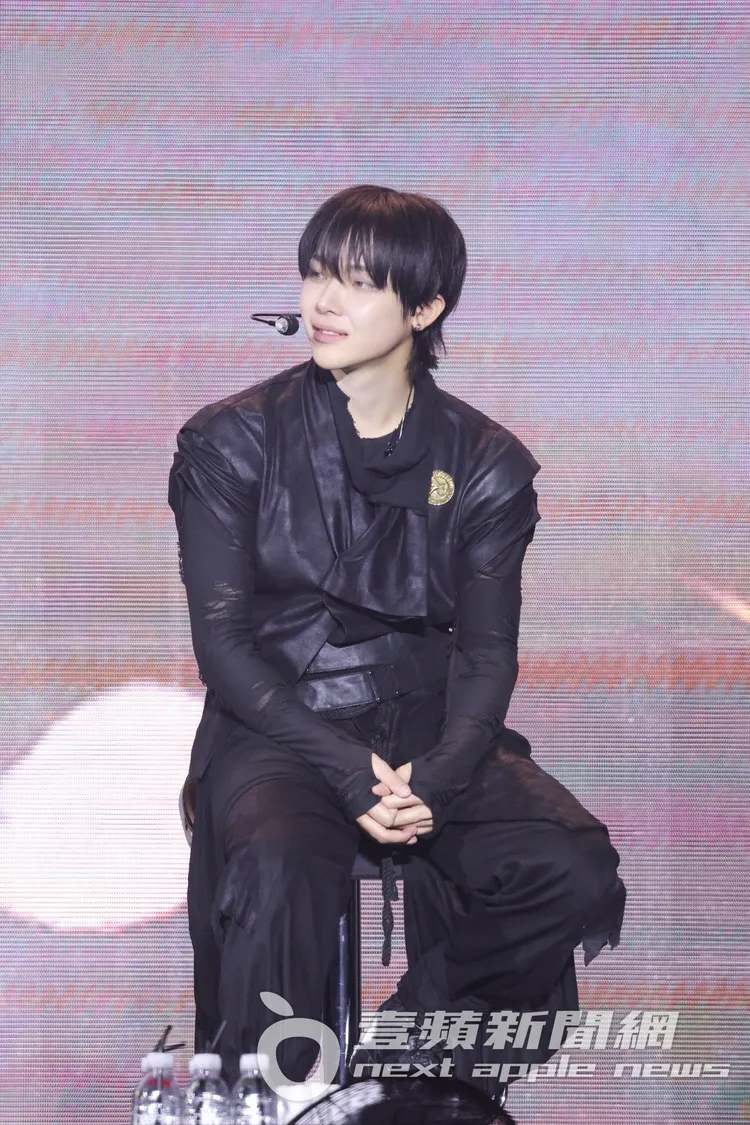 NICHOLAS（王奕翔）強忍身體不適，堅持上台跟粉絲打招呼。YX LABELS提供