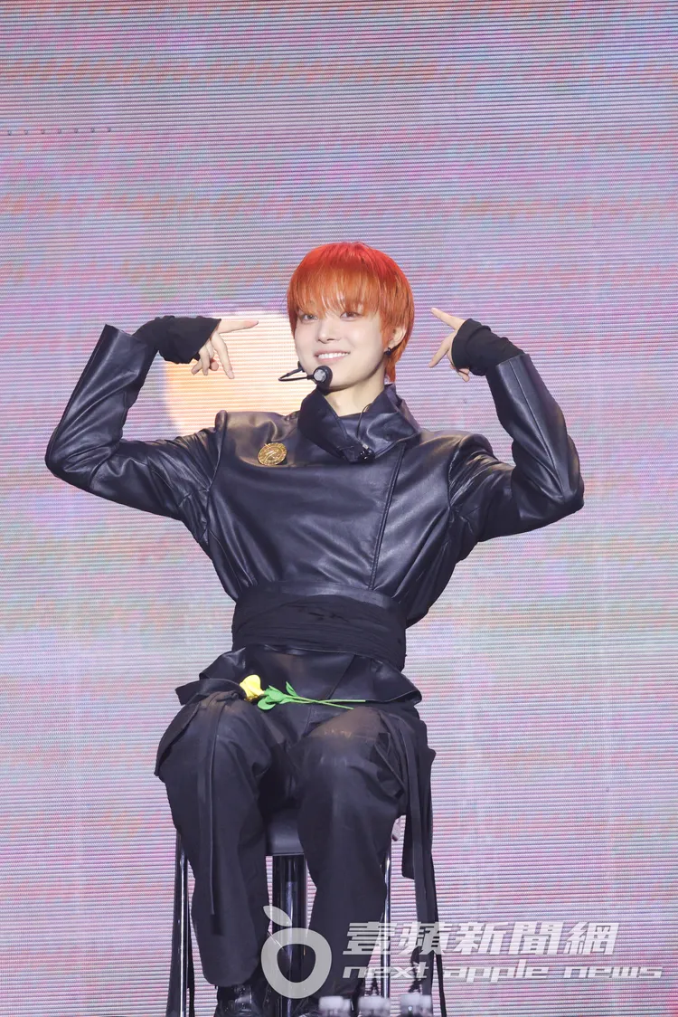 EJ染了一頭橘色頭髮。YX LABELS提供