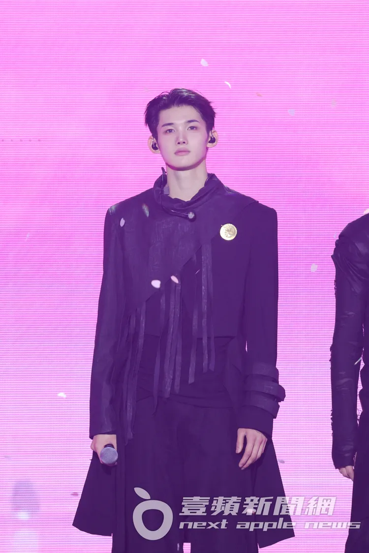 JO擁有完美模特兒比例。YX LABELS提供