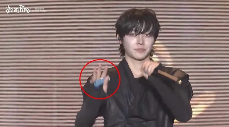 NICHOLAS（王奕翔）被發現手裡拿著氣喘緩解吸入劑。翻攝Weverse