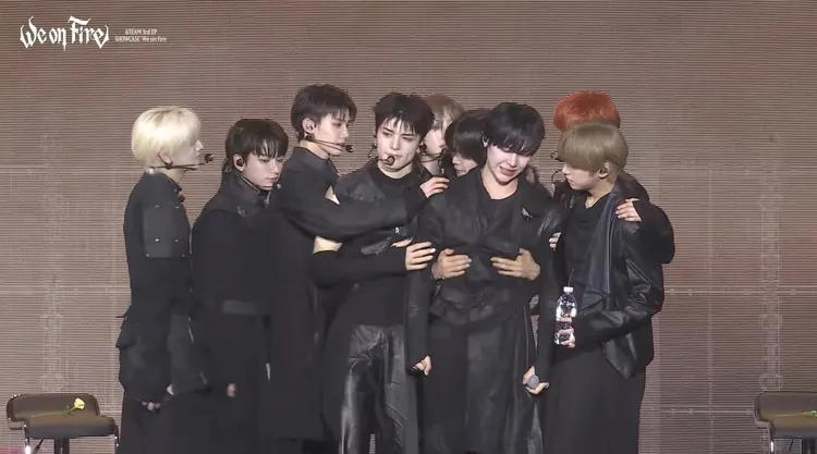 NICHOLAS（王奕翔）身體不適十分自責，&TEAM紛紛上前擁抱他。翻攝Weverse