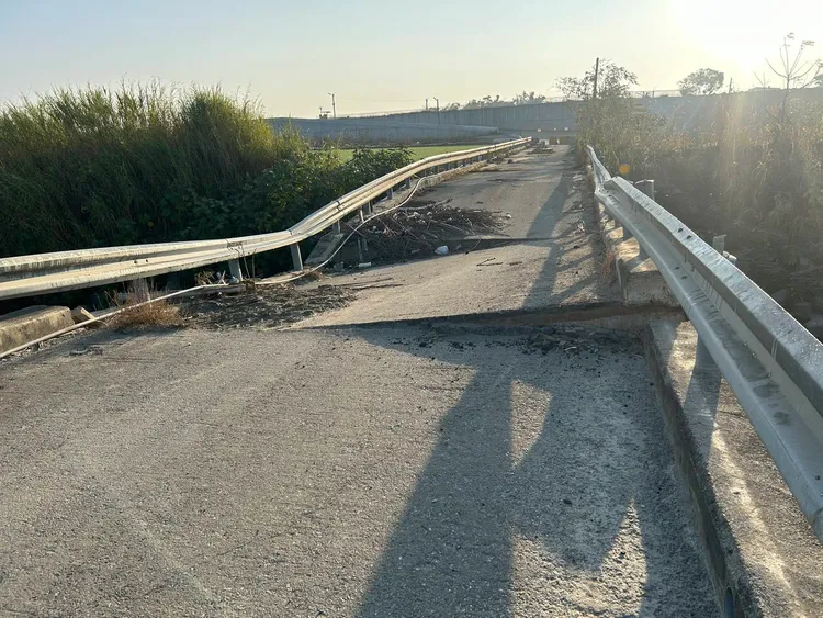 大埤鄉西鎮村緊臨虎尾溪上橋梁113年7月被洪水沖垮，只得封閉。讀者提供