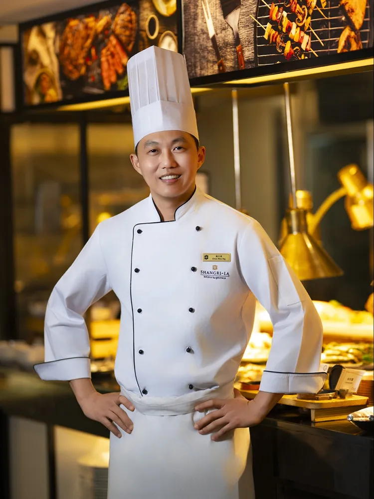 遠東Café新任大馬主廚「黃志偉」(Chee Wee Ng) 曾任「馬尼拉雲頂世界」中式私廚、深耕檳城香格里拉多年的他，將匠心與家鄉味完美注入餐檯。台北遠東香格里拉提供