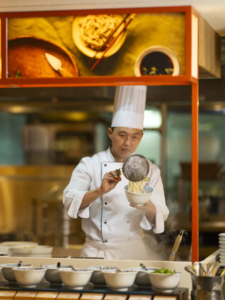 黃志偉主廚以職人標準親自把關湯頭鮮甜度，讓「檳城福建蝦麵」等道地南洋風味在遠東Café溫潤登場。台北遠東香格里拉提供