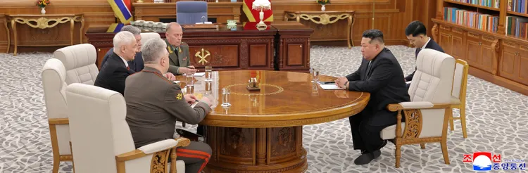 俄國國防部長別洛烏索夫（Andrey Belousov）與俄國下議院議長沃洛金（Vyacheslav Volodin）等人訪問北韓。路透社