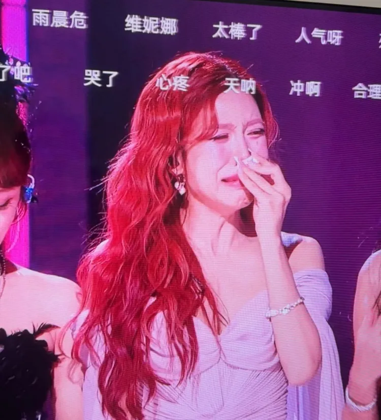 參賽者在台上求票痛哭，被觀眾認為是情緒剝削。翻攝微博