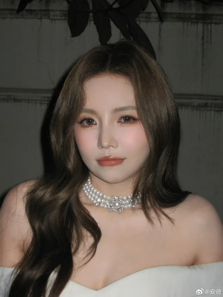 安崎被認為在初舞台時遭邊緣化。翻攝自安崎微博