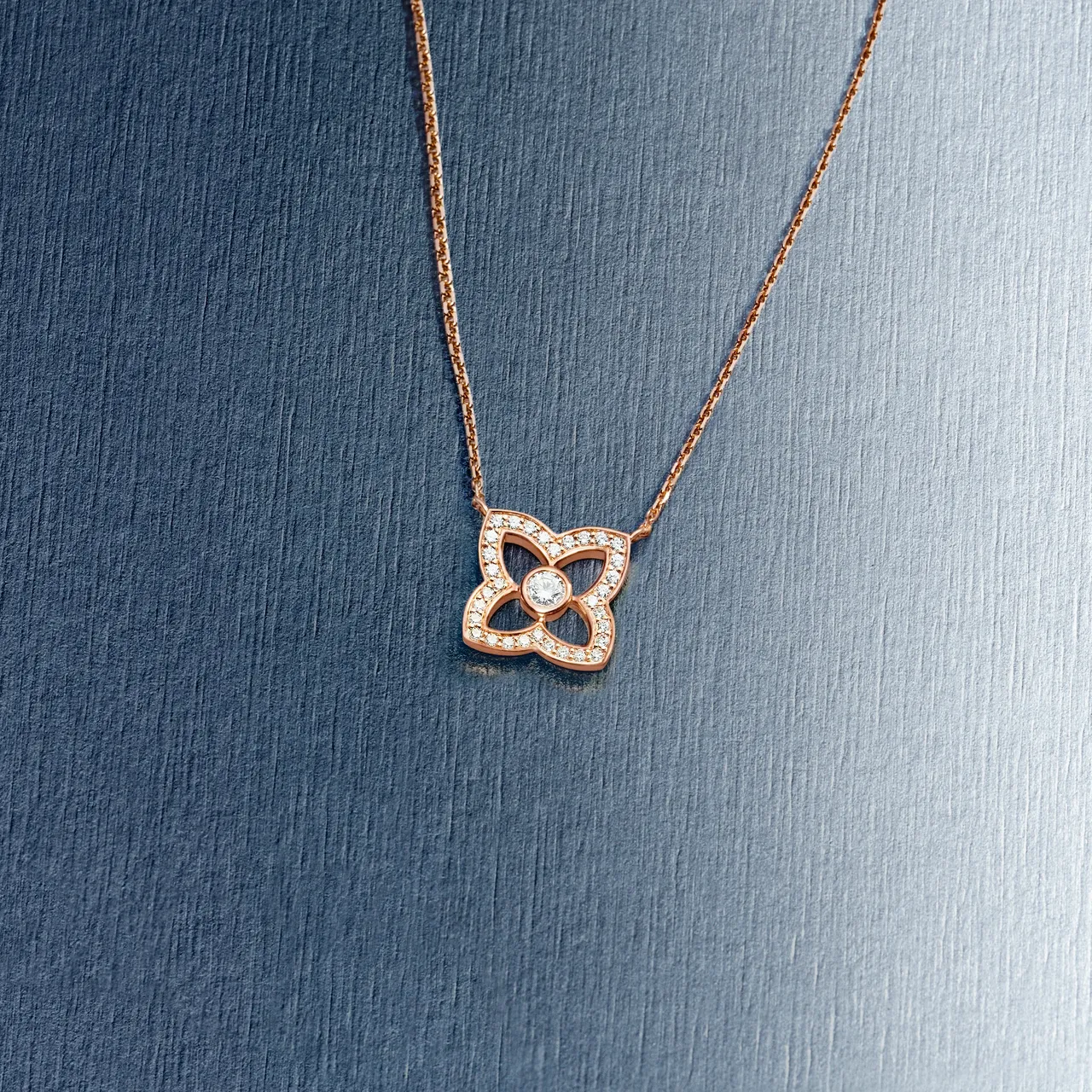 全新Lotus by DE BEERS玫瑰金鑽石項鍊。品牌提供