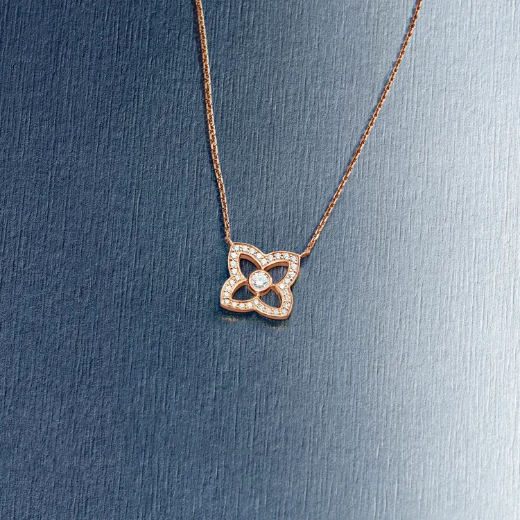 全新Lotus by DE BEERS玫瑰金鑽石項鍊。品牌提供