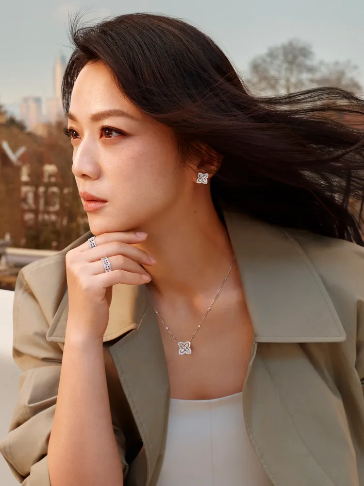 湯唯近日傳出懷了第二胎，在De Beers全新廣告中，她以Lotus by DE BEERS展現生生不息。品牌提供