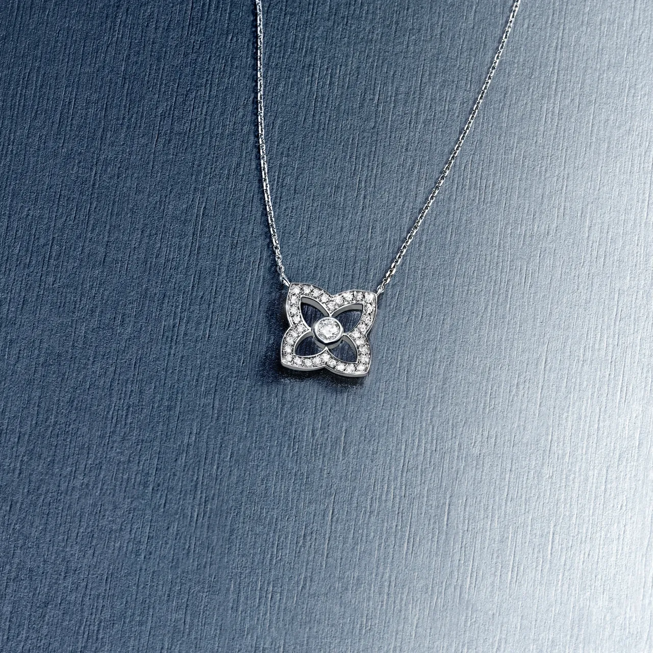 全新Lotus by DE BEERS白金鑽石項鍊。品牌提供