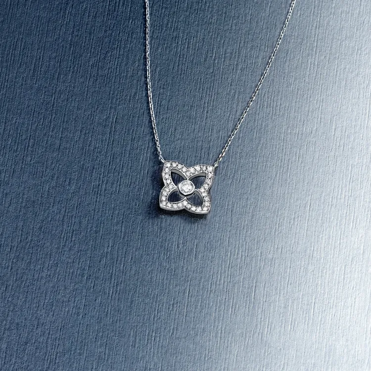 全新Lotus by DE BEERS白金鑽石項鍊。品牌提供