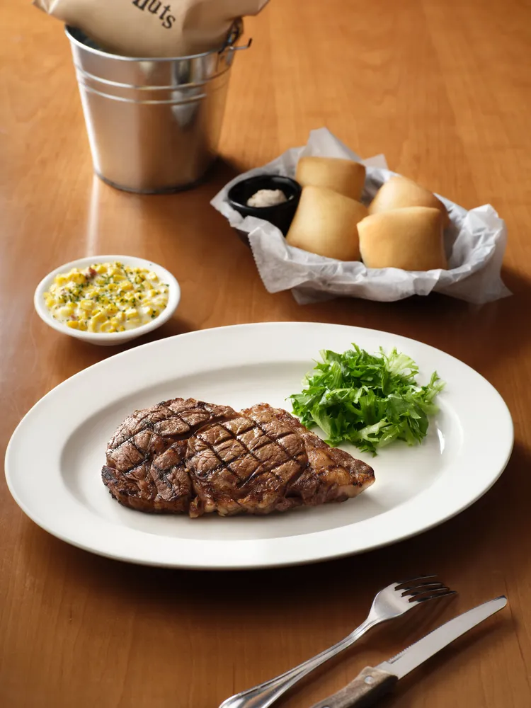 Texas Roadhouse 德州鮮切牛排祭出5/1限定「10 盎司肋眼牛排」優惠價 999 元，划算大口吃肉。開展餐飲集團提供