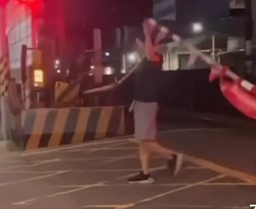 誇張一幕！新北男抬柵欄闖鐵軌　列車緊急停駛險釀禍