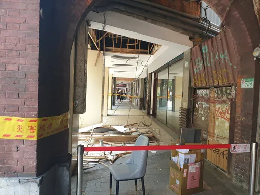 北市中山區騎樓「天花板砸落」　路人衰遭殃送醫