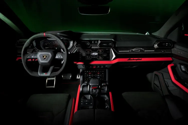 內裝以Nero Ade黑色基調打造，結合跳色縫線與碳纖維飾板，強調專屬訂製質感。原廠照片