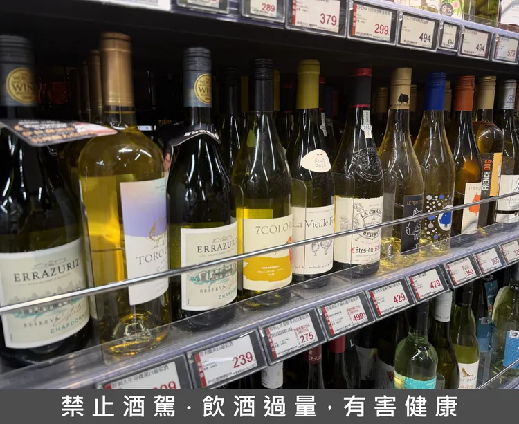 大賣場裡賣的白酒都是常溫存放，品飲時再保持5°C會是最佳風味。黃若綾攝