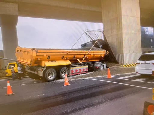 恍神釀禍！曳引車偏離車道撞上捷運石墩　波及對向小客車